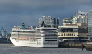 msc_poesia__hamburg_cruise_center_hafencity___foto_jens_meyer_2