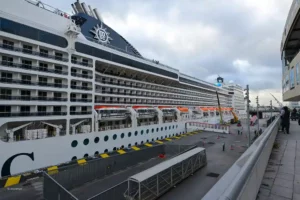 msc_poesia__hamburg_cruise_center_hafencity_foto_jens_meyer_4